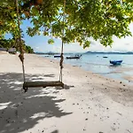 【Beach Front】海景沙滩别墅，私人泳池，免费早餐，女佣每日清洁，生活方便交通便利
