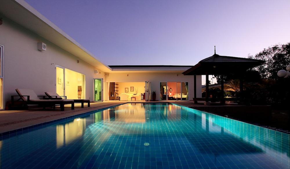 Lagoon Pool Hotel 5*