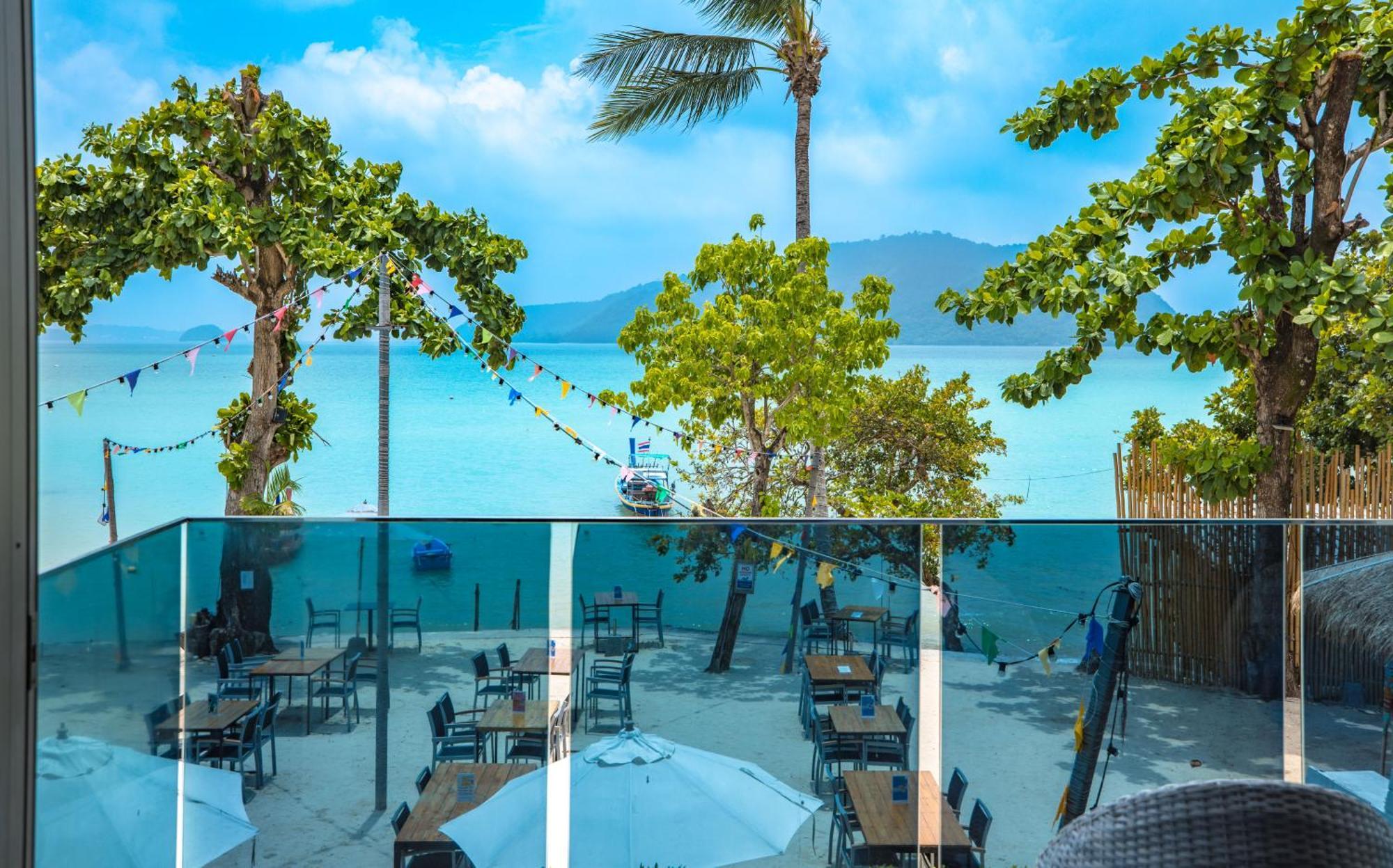 Villa 【beach Front】海景沙滩别墅，私人泳池，免费早餐，女佣每日清洁，生活方便交通便利 Phuket