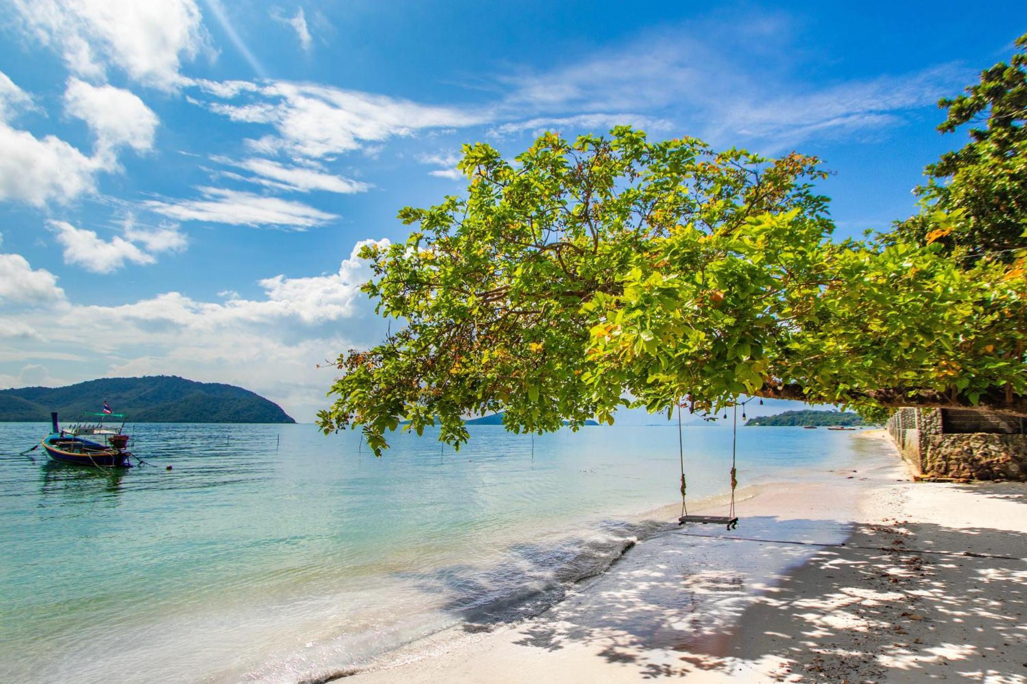 【beach Front】海景沙滩别墅，私人泳池，免费早餐，女佣每日清洁，生活方便交通便利 Phuket