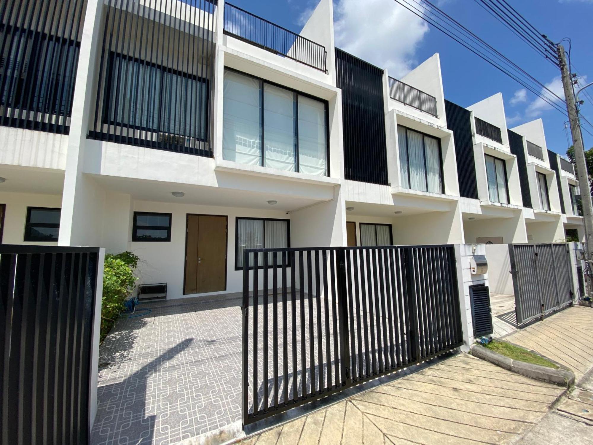 Holiday home 2 Bdr Townhouse In Laguna Park By Capitalpro *