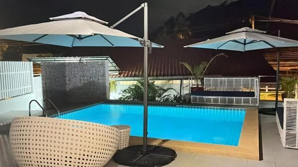 Elephant Sports Bar And Hotel *