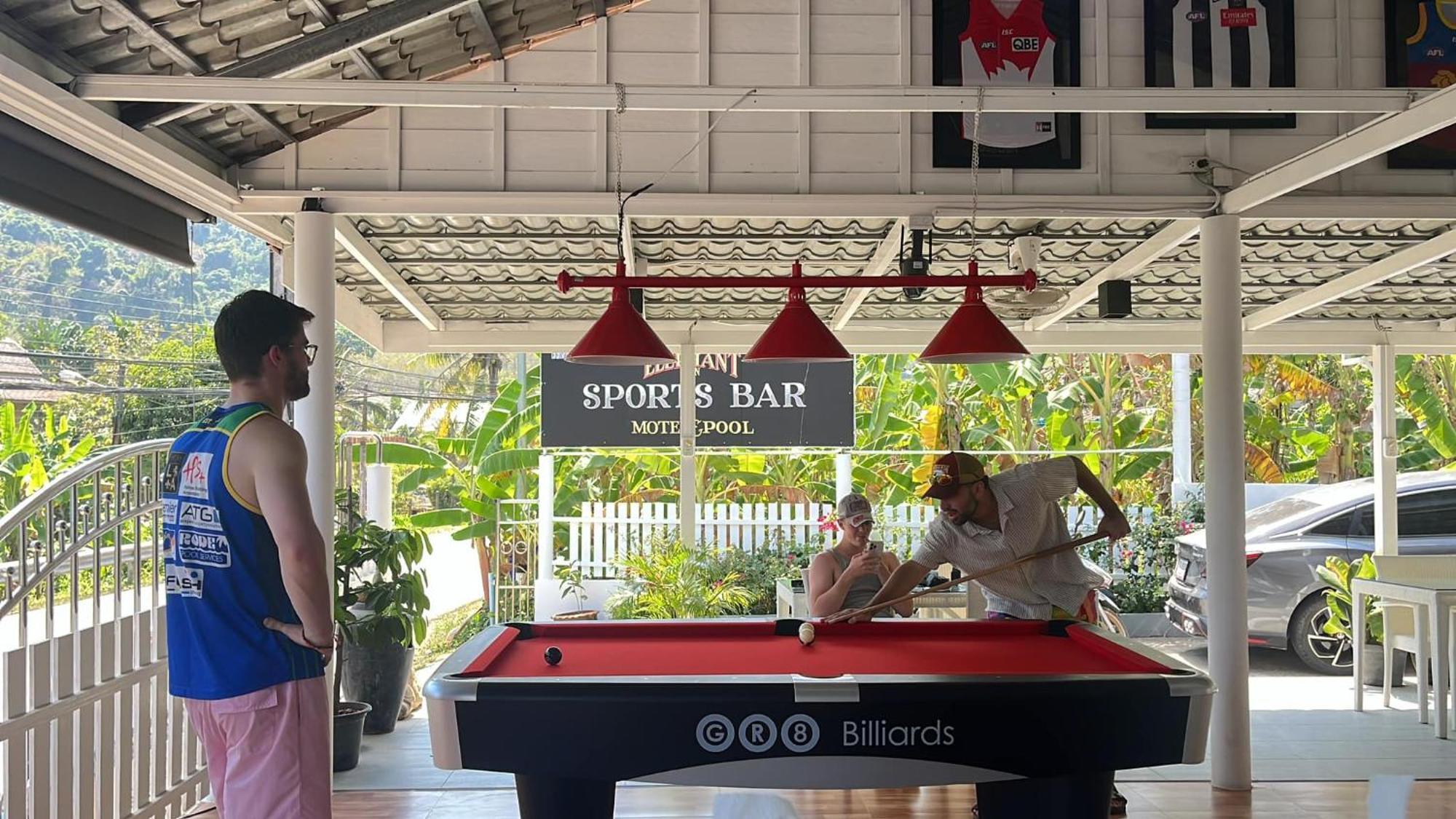 Elephant Sports Bar And Hotel *