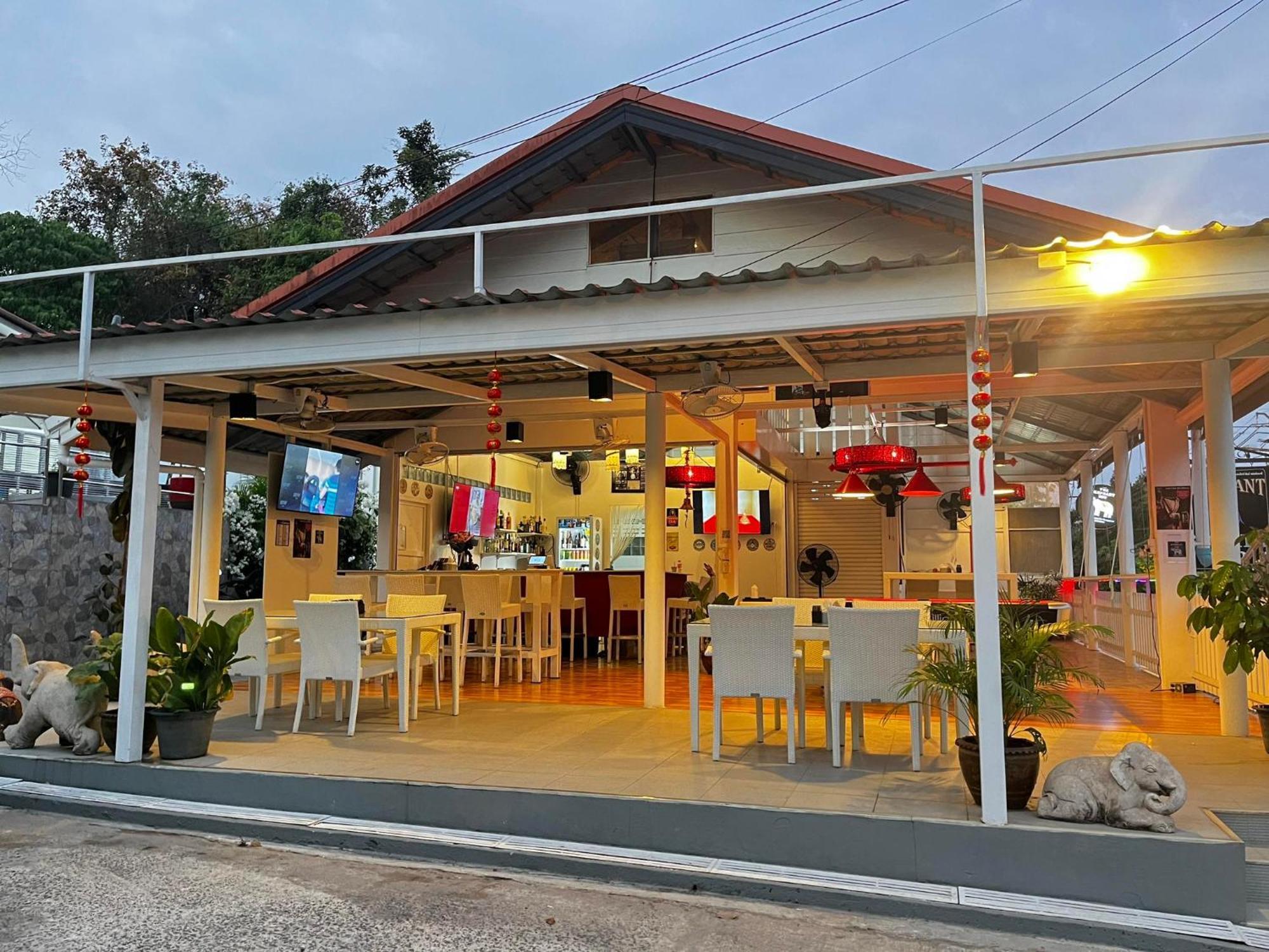 Elephant Sports Bar And Hotel *