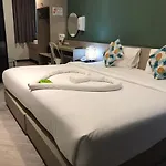 Yanud Residence