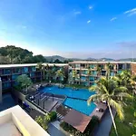 Sea View & Pool Apartment