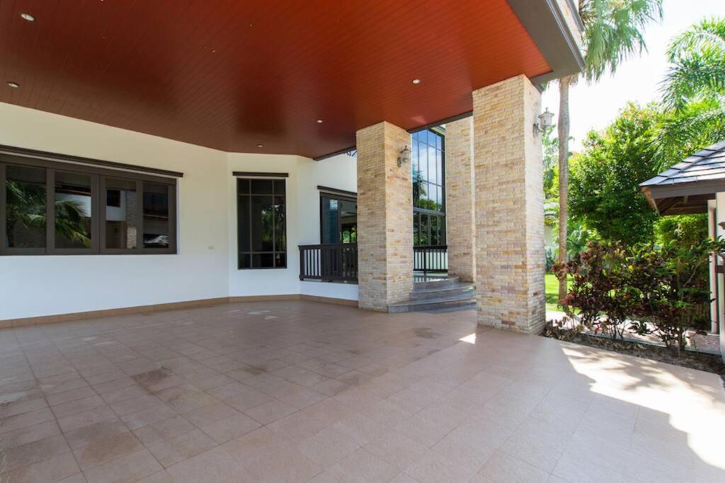 Spacious With Private Garden By Capitalpro Holiday home
