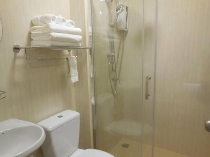 Guest House, Shared Pool, Private Bathroom And Kitchen Holiday home Phuket
