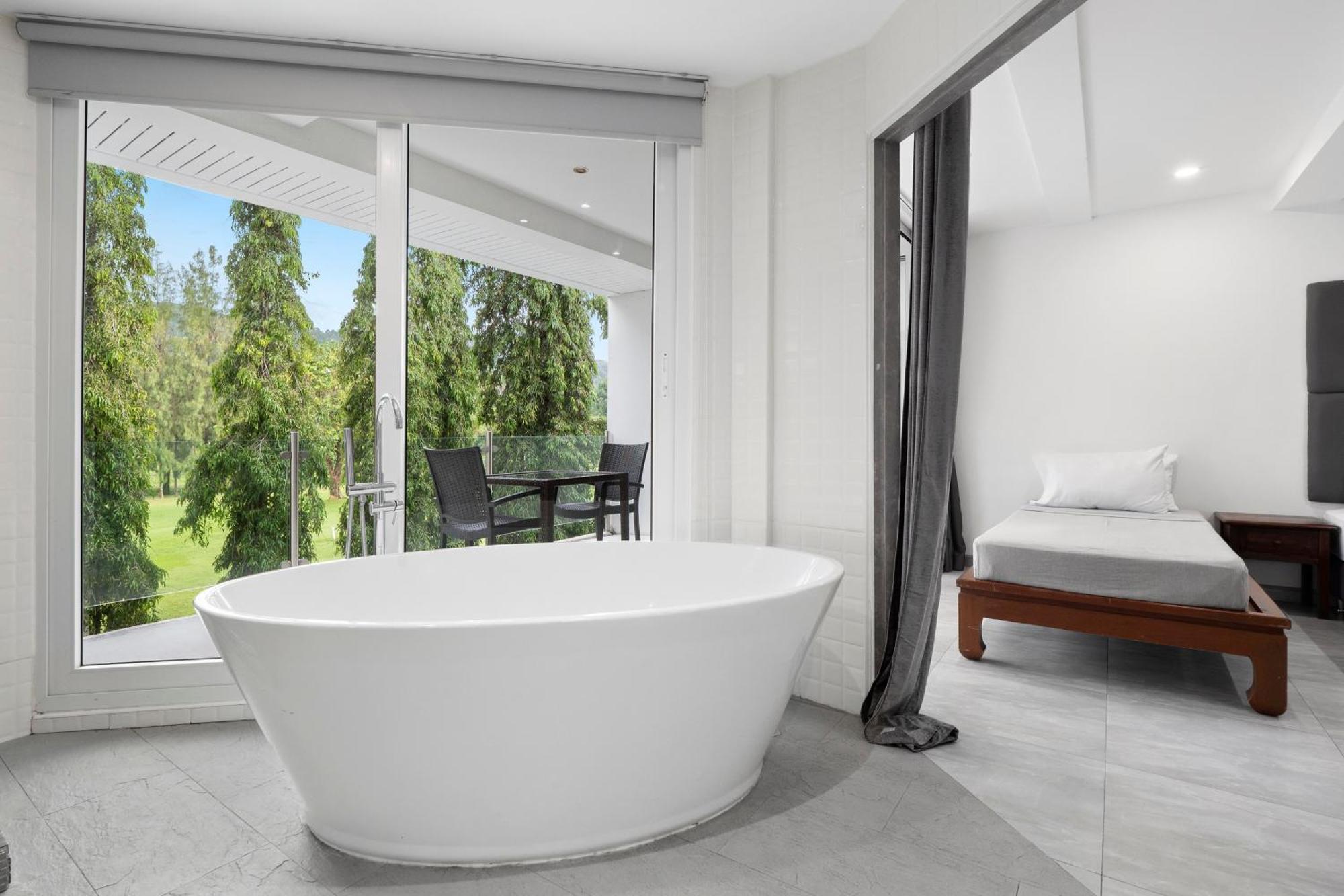 4 Bedrooms & Bathroom For Up To 12 Guests 7kms To Patong At The Fairways Golf Ferienhaus Phuket