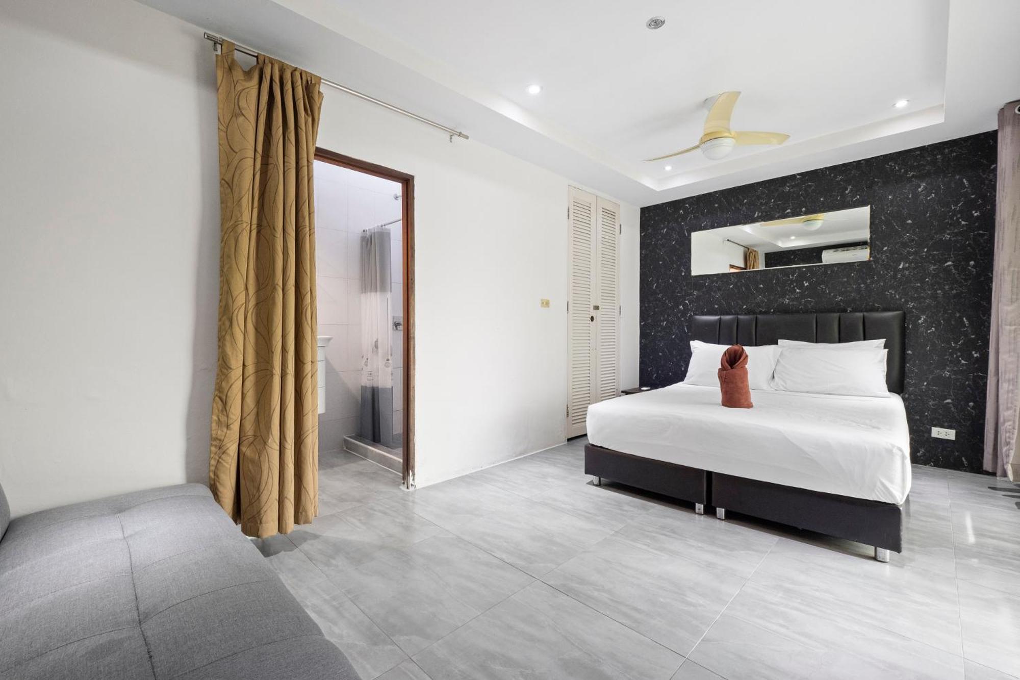4 Bedrooms & Bathroom For Up To 12 Guests 7kms To Patong At The Fairways Golf Ferienhaus Phuket