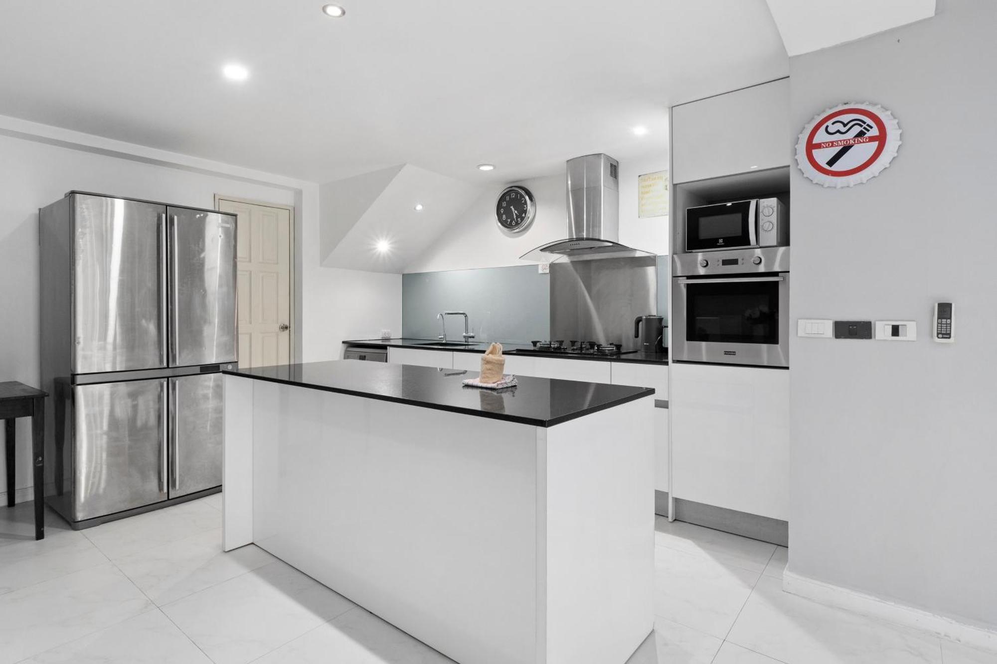 4 Bedrooms & Bathroom For Up To 12 Guests 7kms To Patong At The Fairways Golf Ferienhaus Phuket