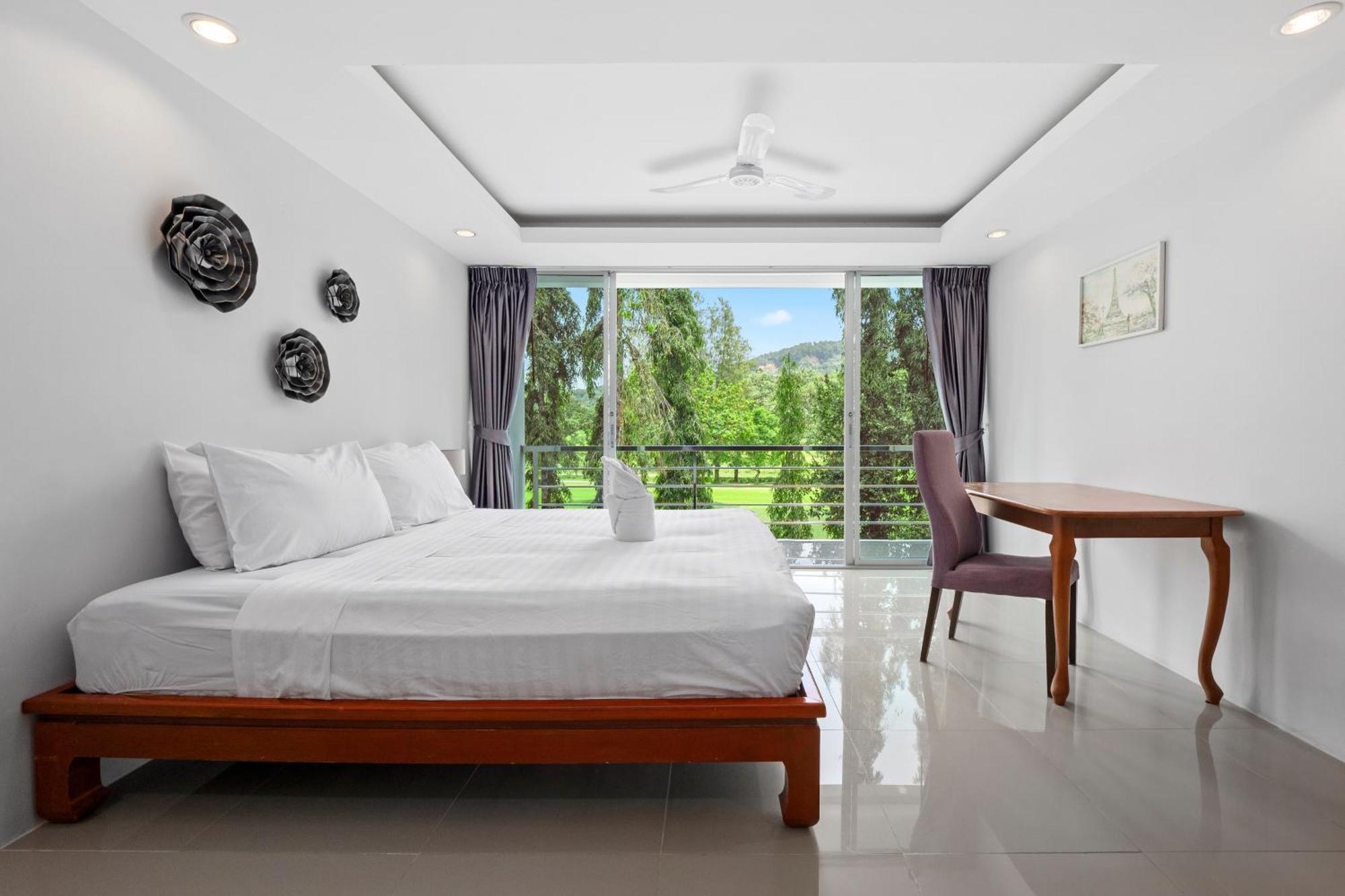 Ferienhaus 4 Bedrooms & Bathroom For Up To 12 Guests 7kms To Patong At The Fairways Golf Phuket