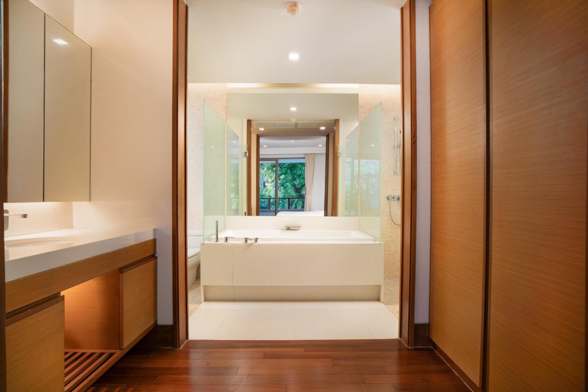 Modern Beachfront Naithon Apartment *