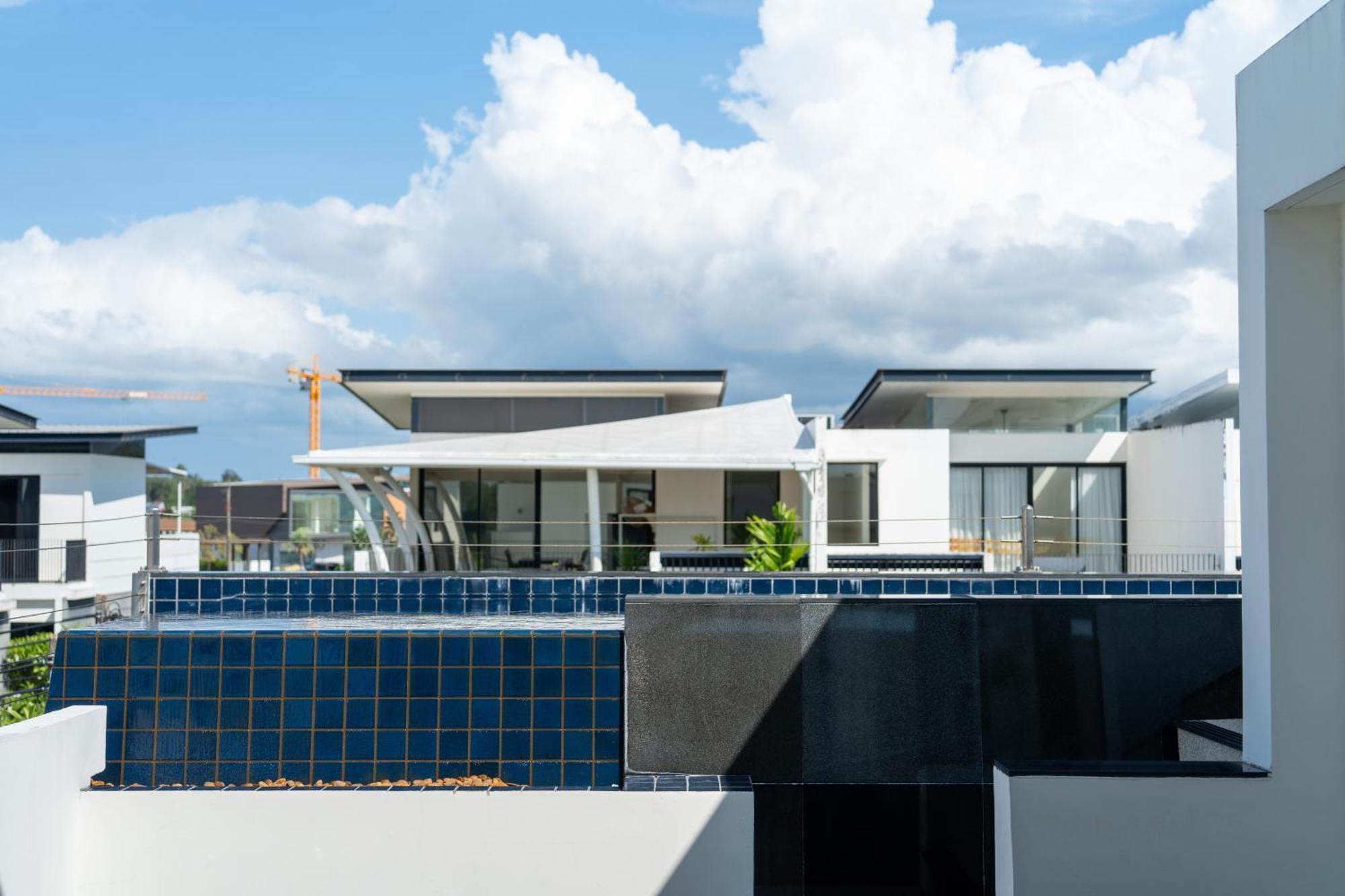 Villa Laguna Park 的现代化5卧室泳池别墅 Phuket