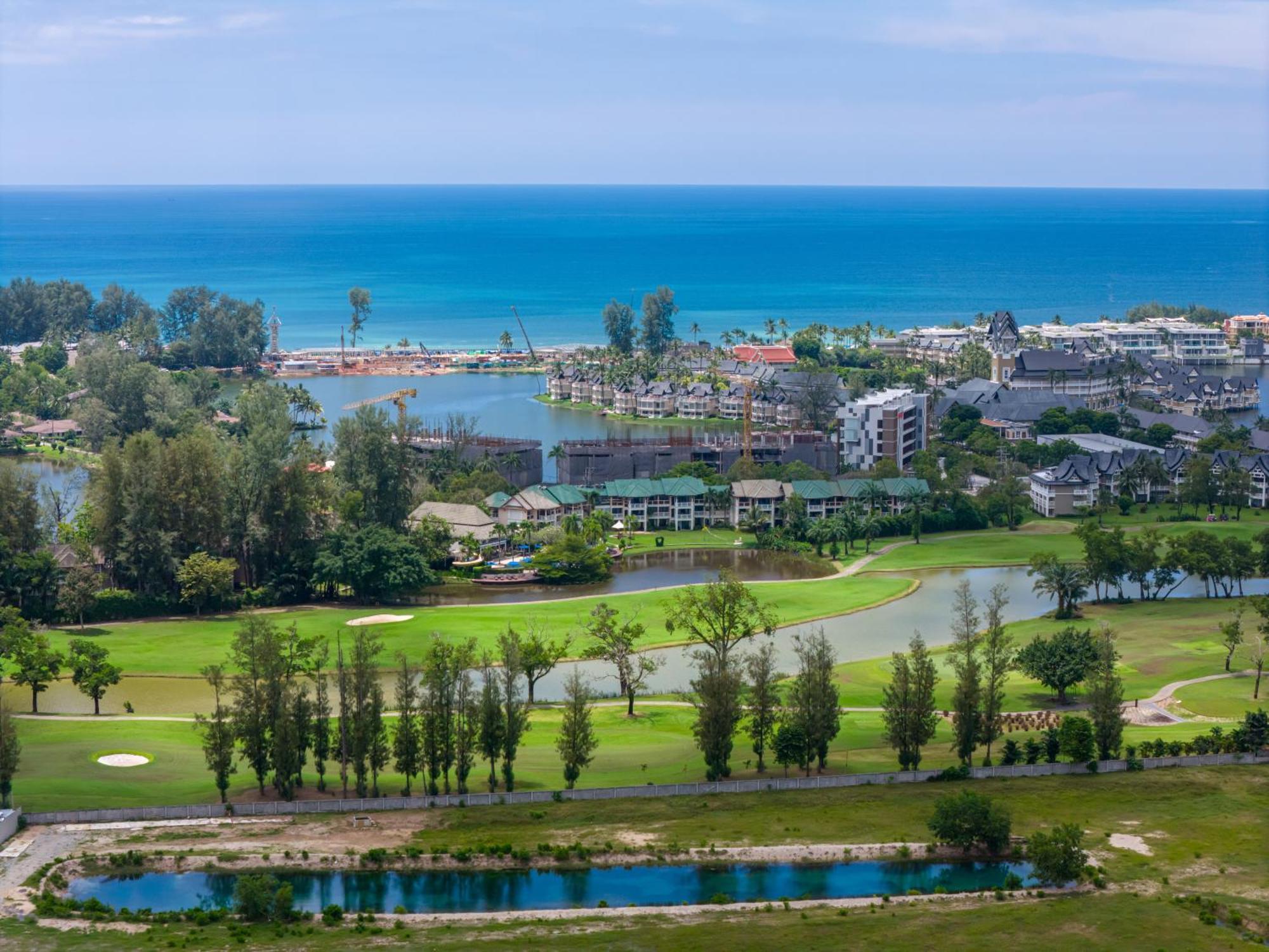 Laguna Park 的现代化5卧室泳池别墅 *