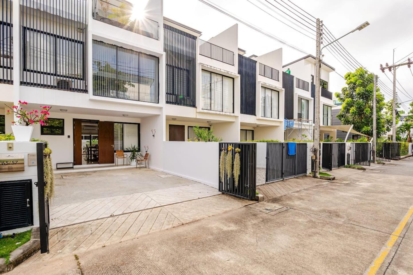 Apartment Lp 65-57 Spacious Close To The