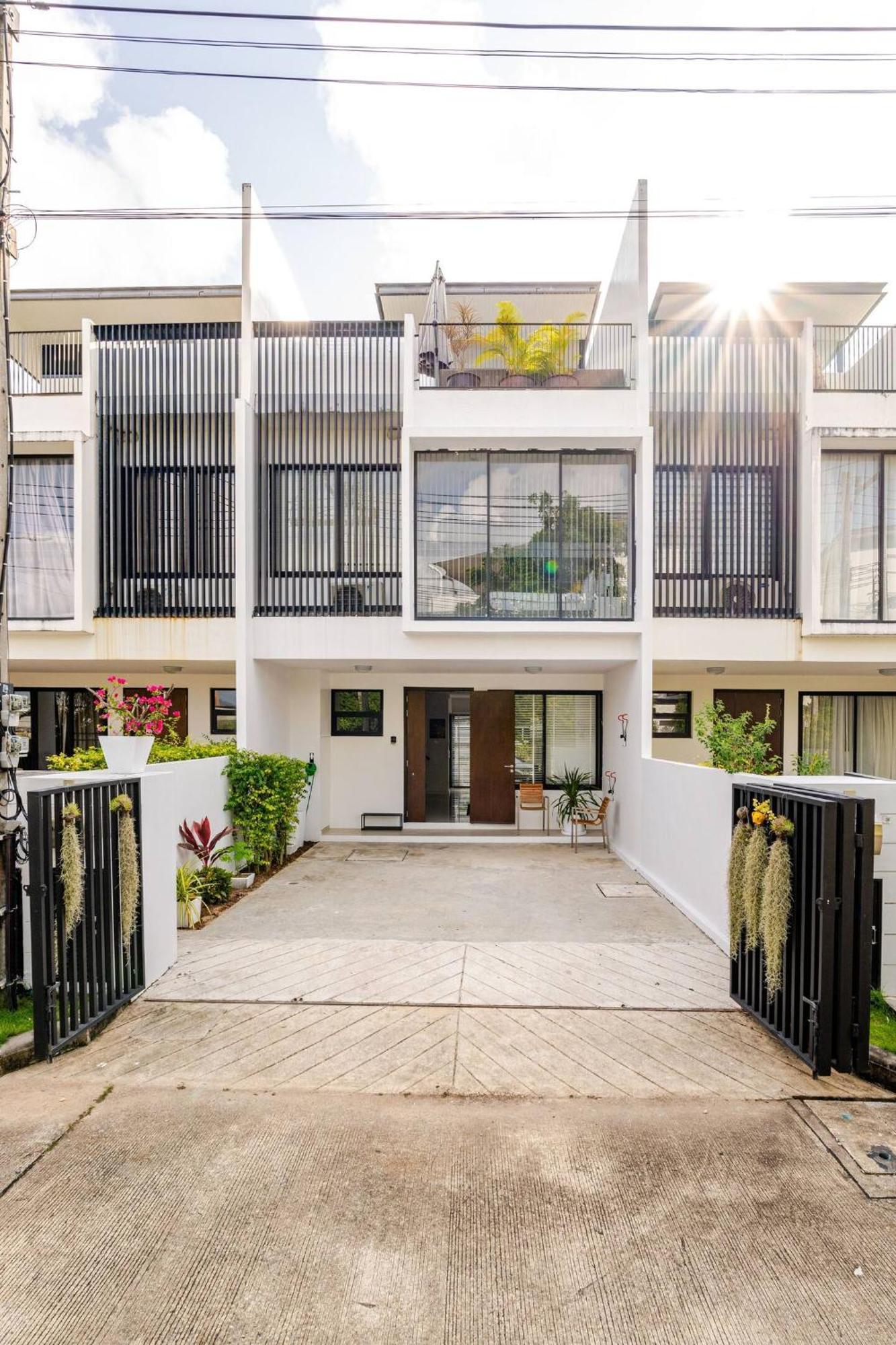 Apartment Lp 65-57 Spacious Close To The