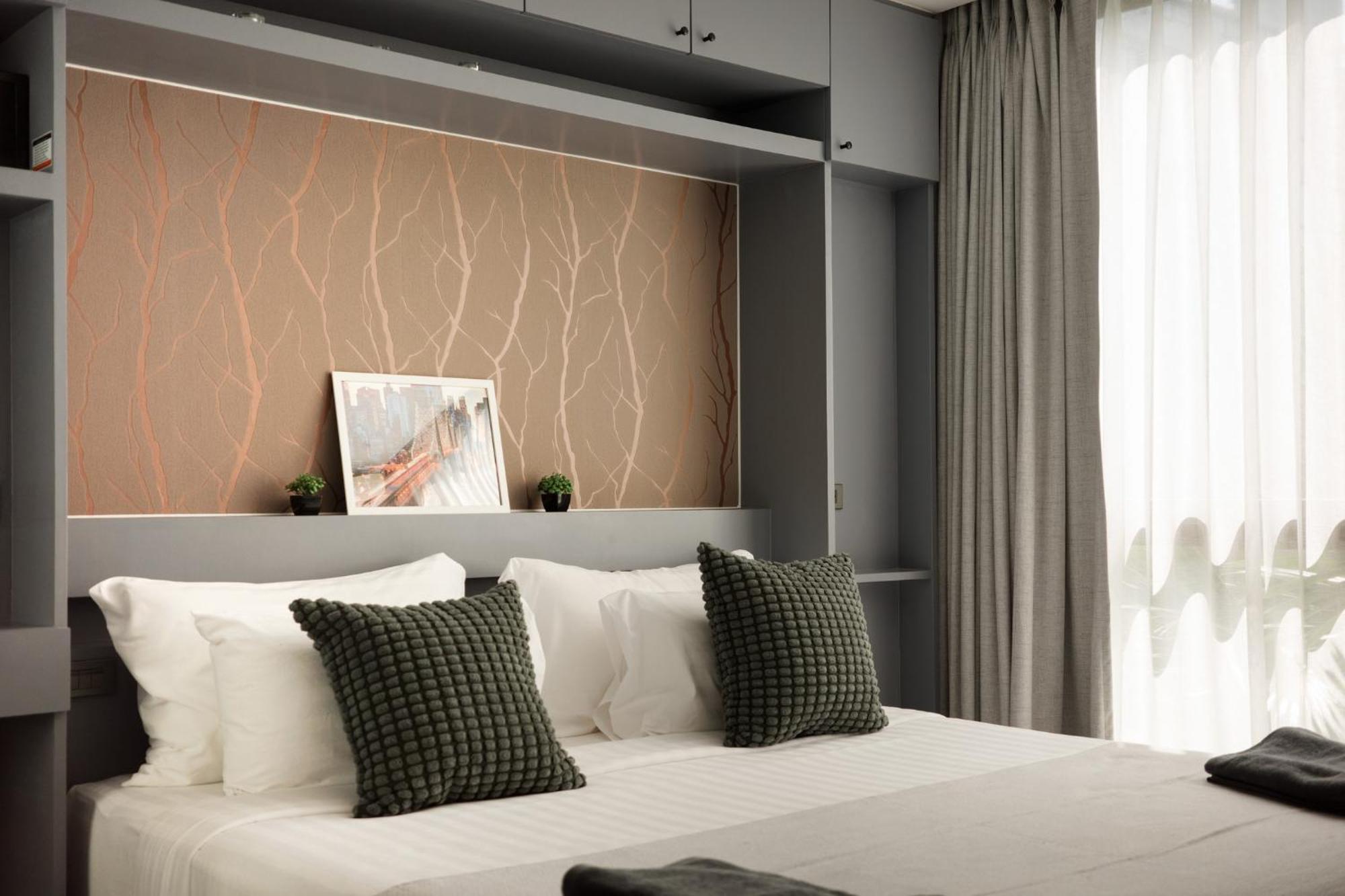 Sabay N303 With Scenic Pool View Surrounded By Palm Trees In Citygate Kamala