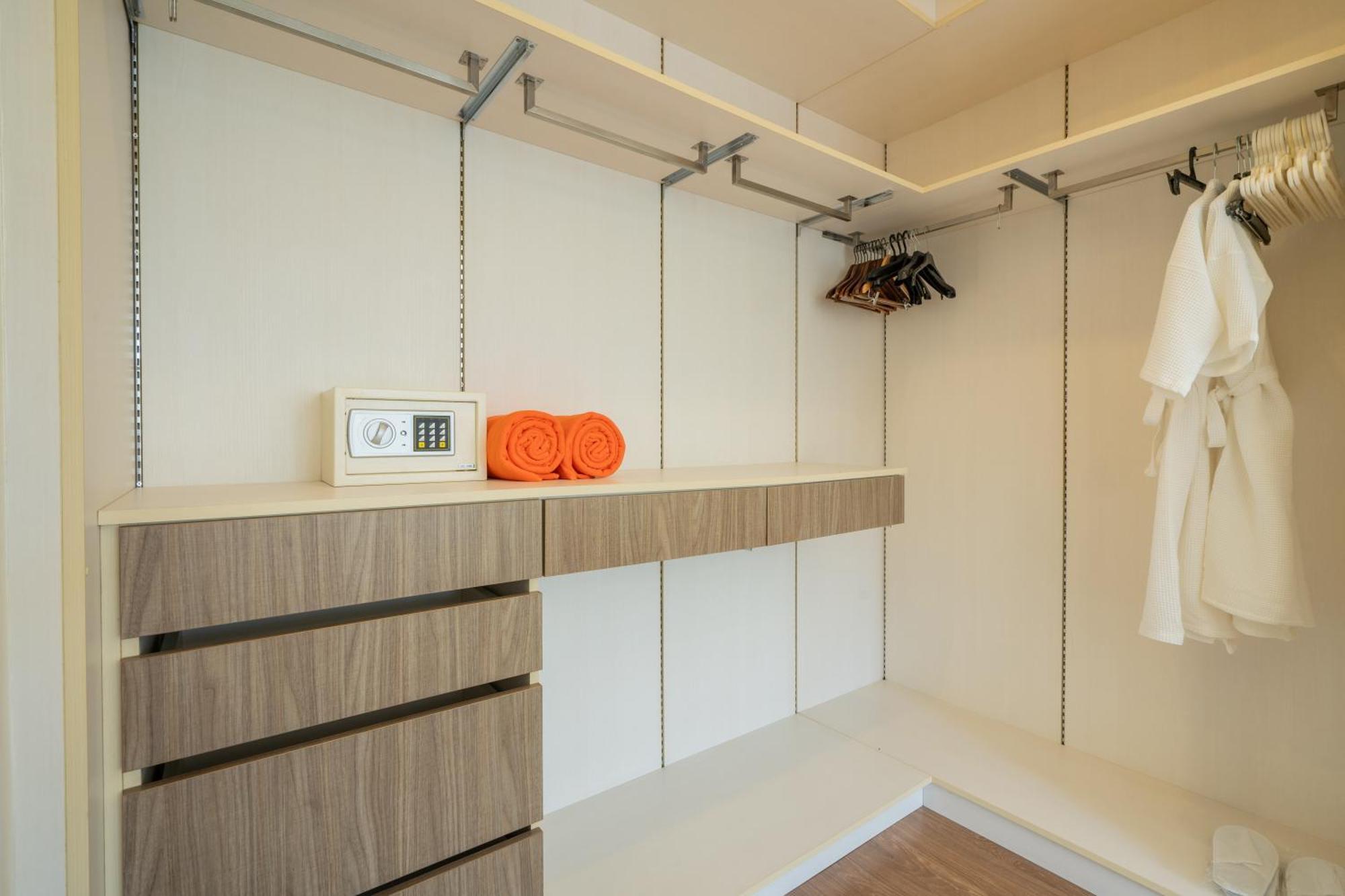 Lily 3bbedrooms Townhouse With A Patio, Laguna Park Holiday home *