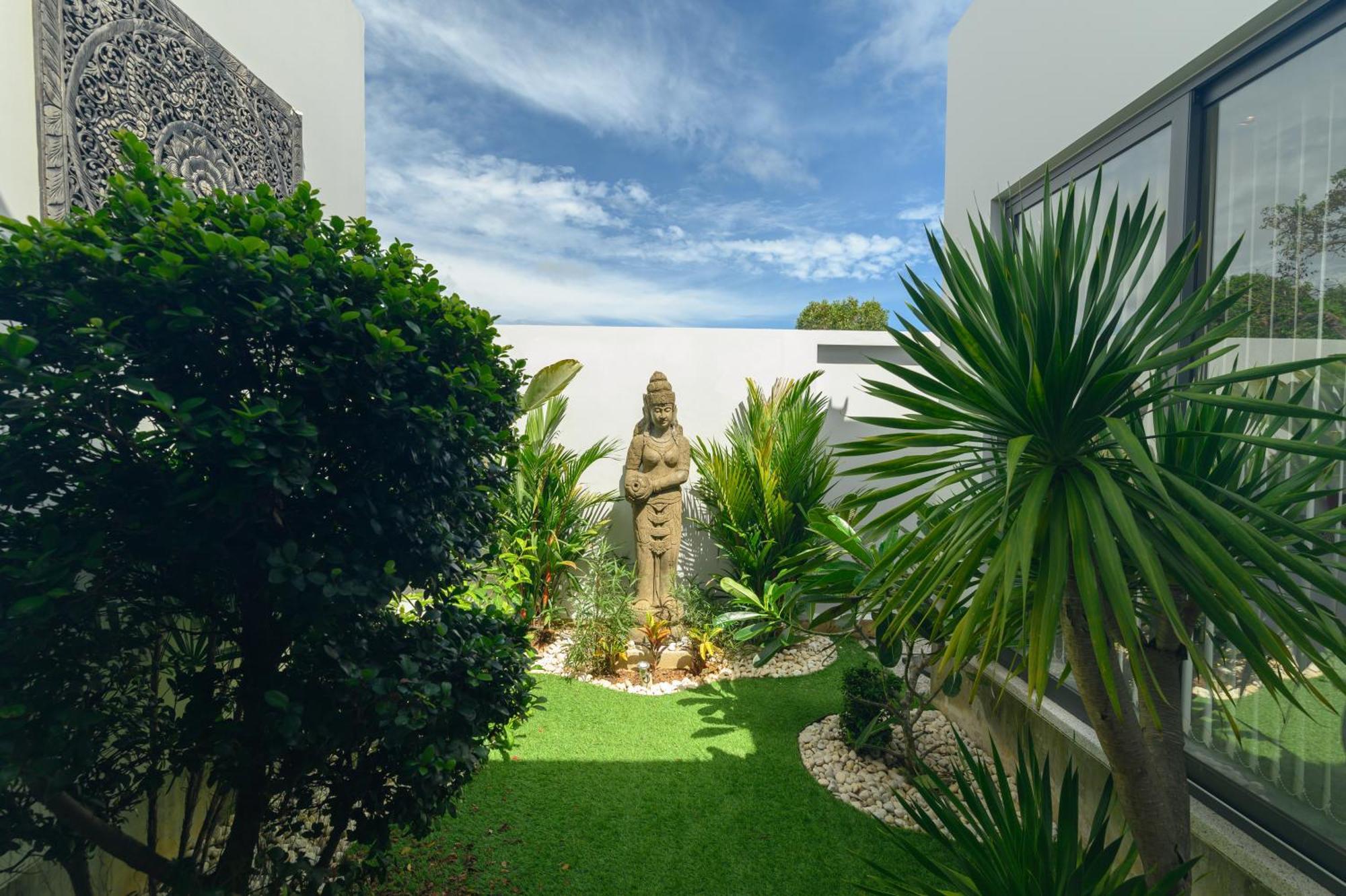 Botanica Modern Loft By Resava