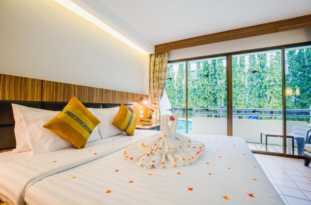 Hotel Karon Whale