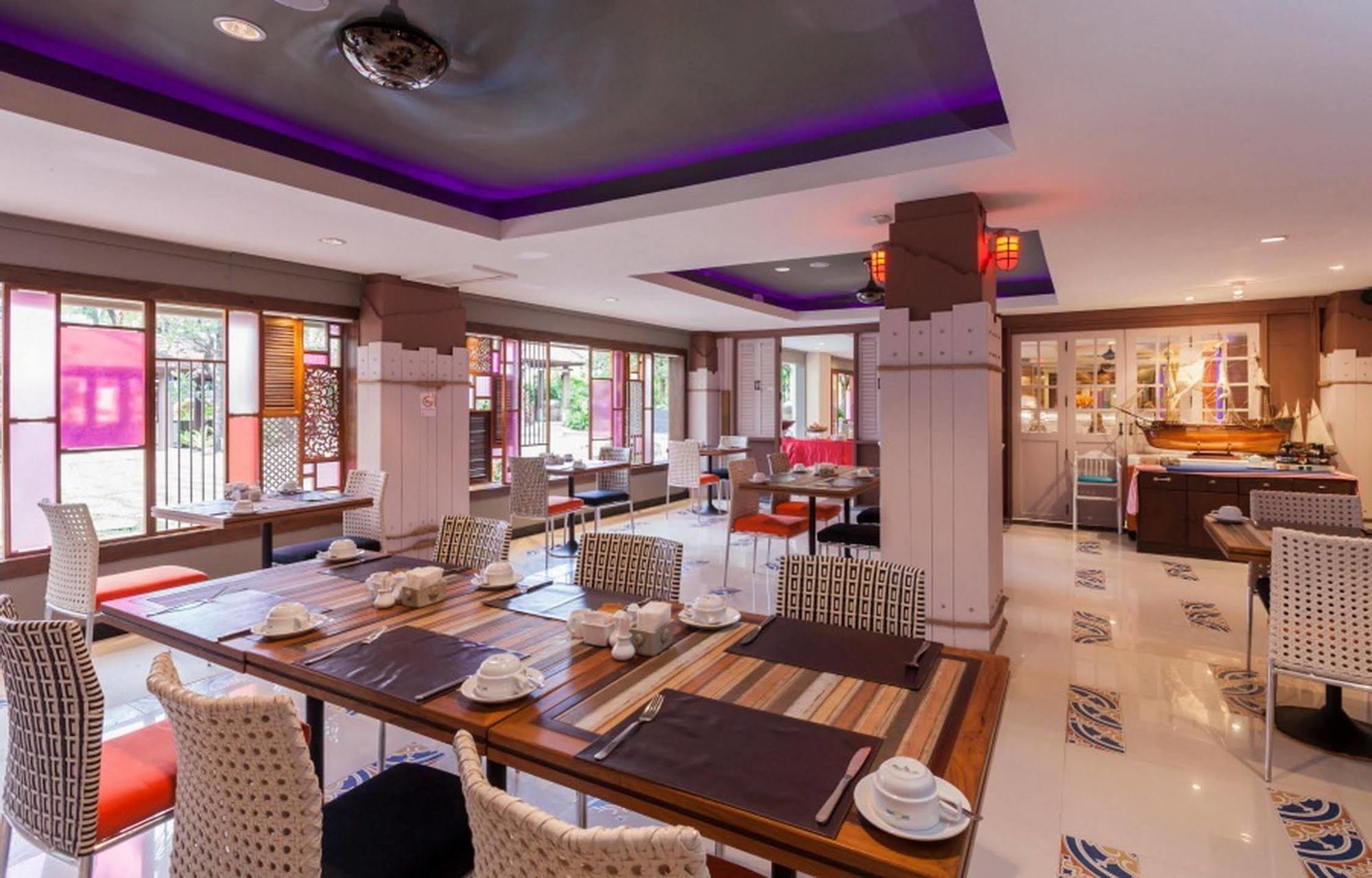 Patong Beach Hotel 4*