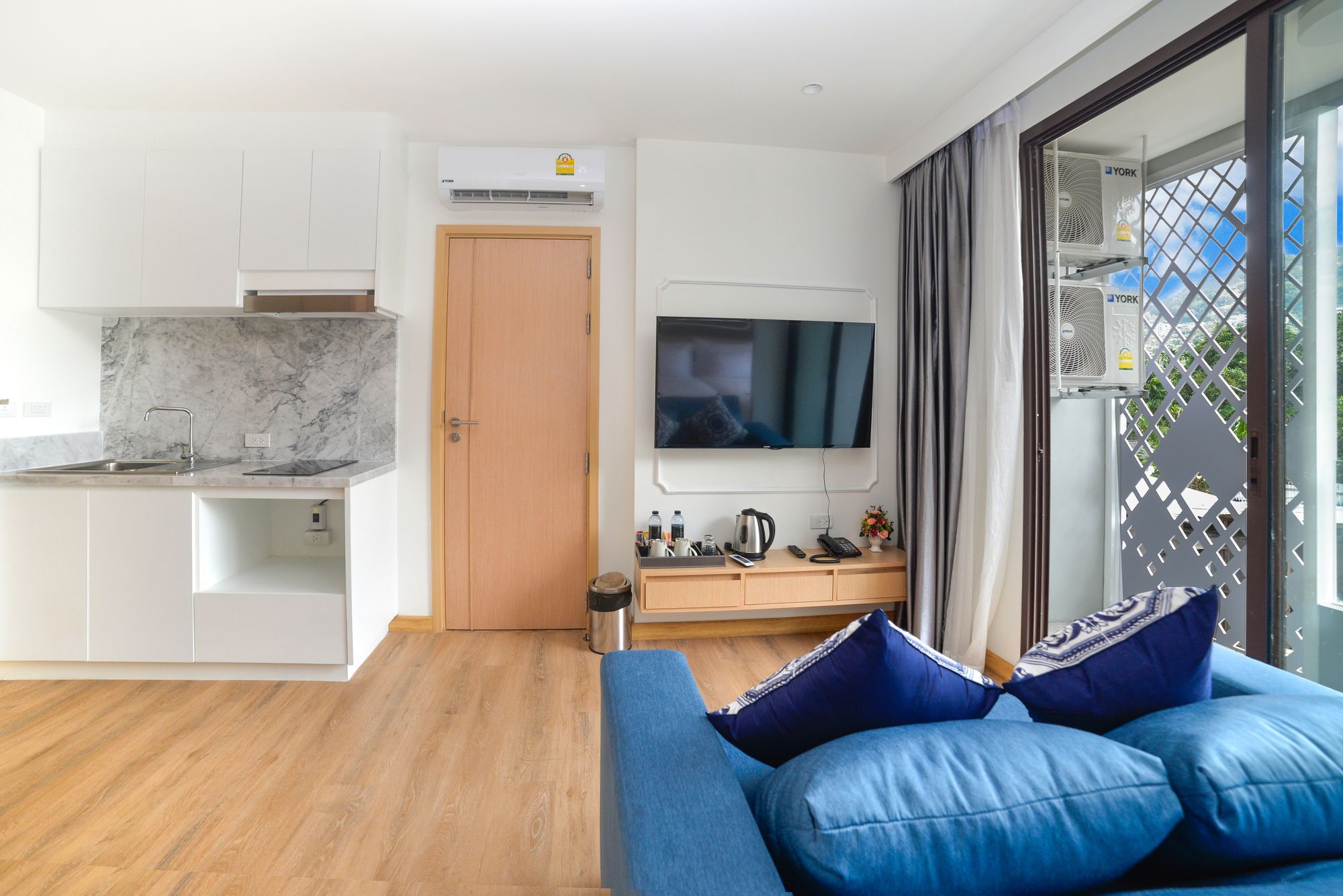 Hotel Aristo 2 Front - By Holy Cow 420 3*