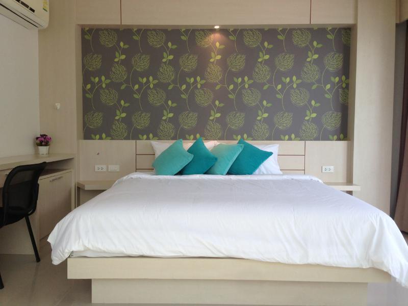 Hotel Chalong Front