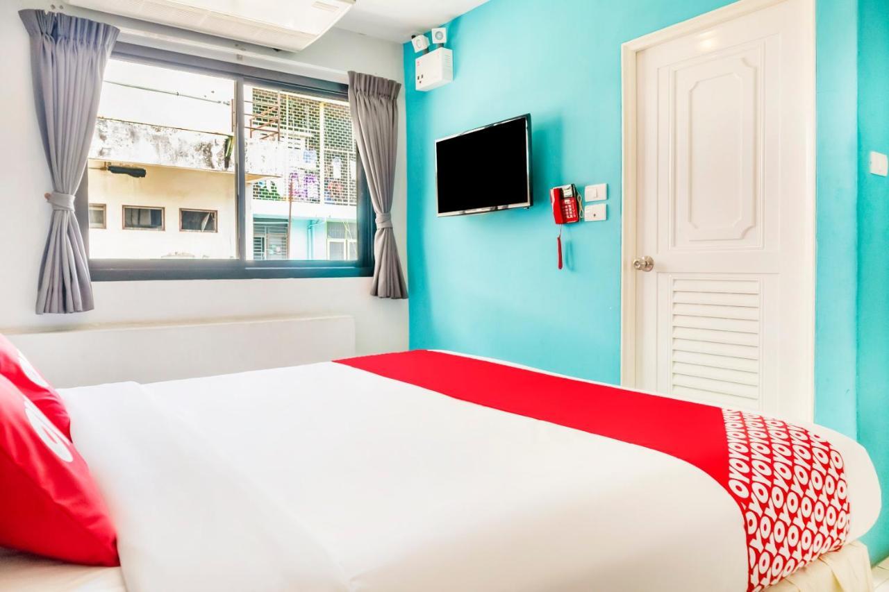Hotel Oyo 501 At Night Phuket