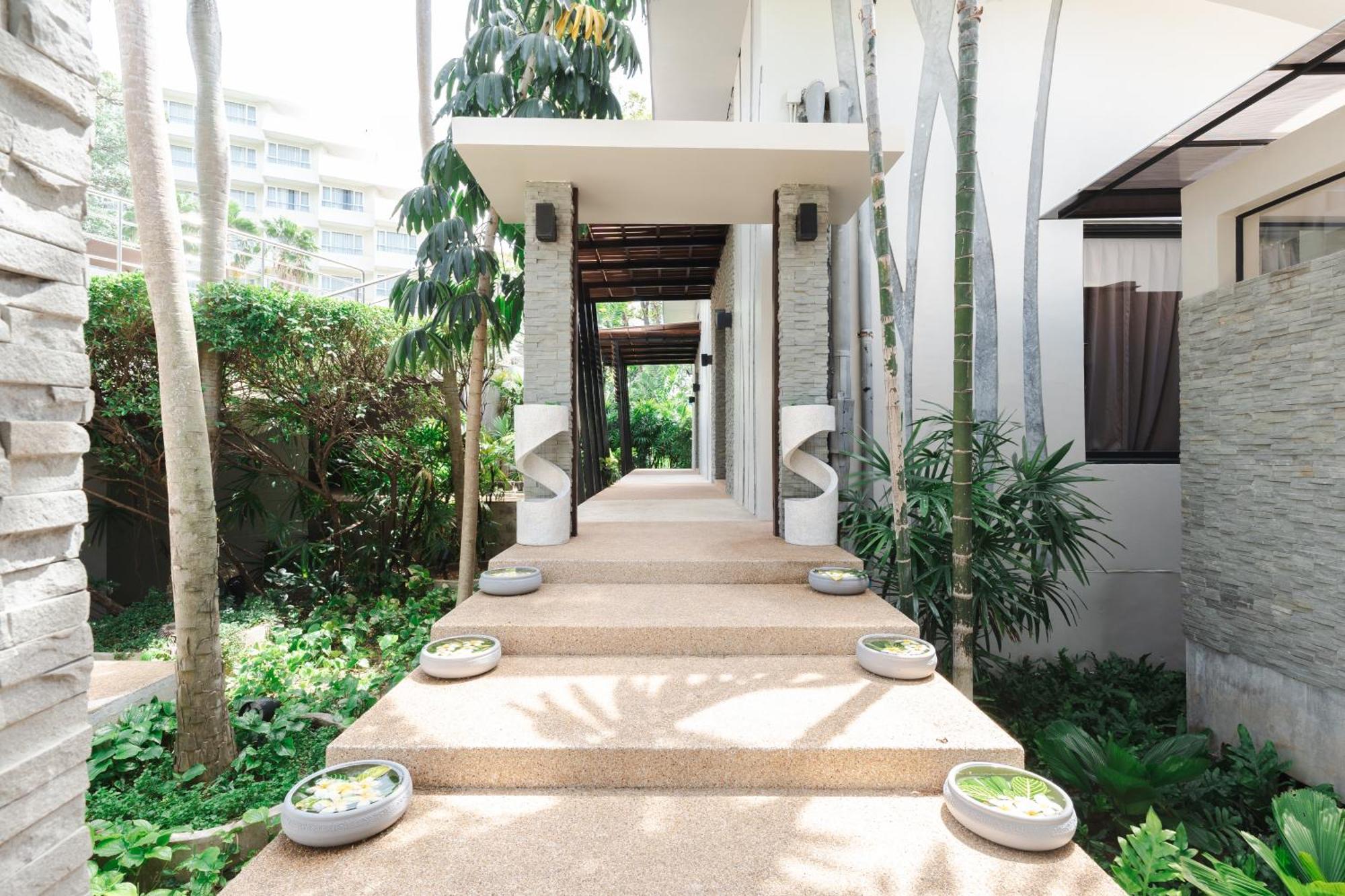Andaman Embrace Patong, 5*