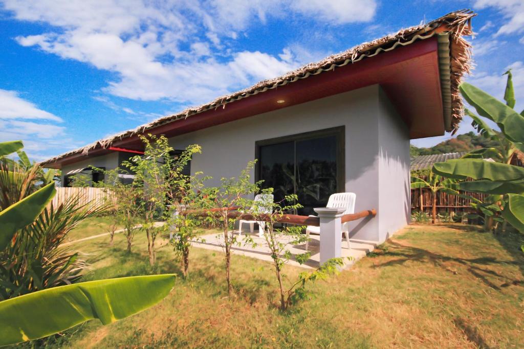 The Laemhin Lagoon 3*