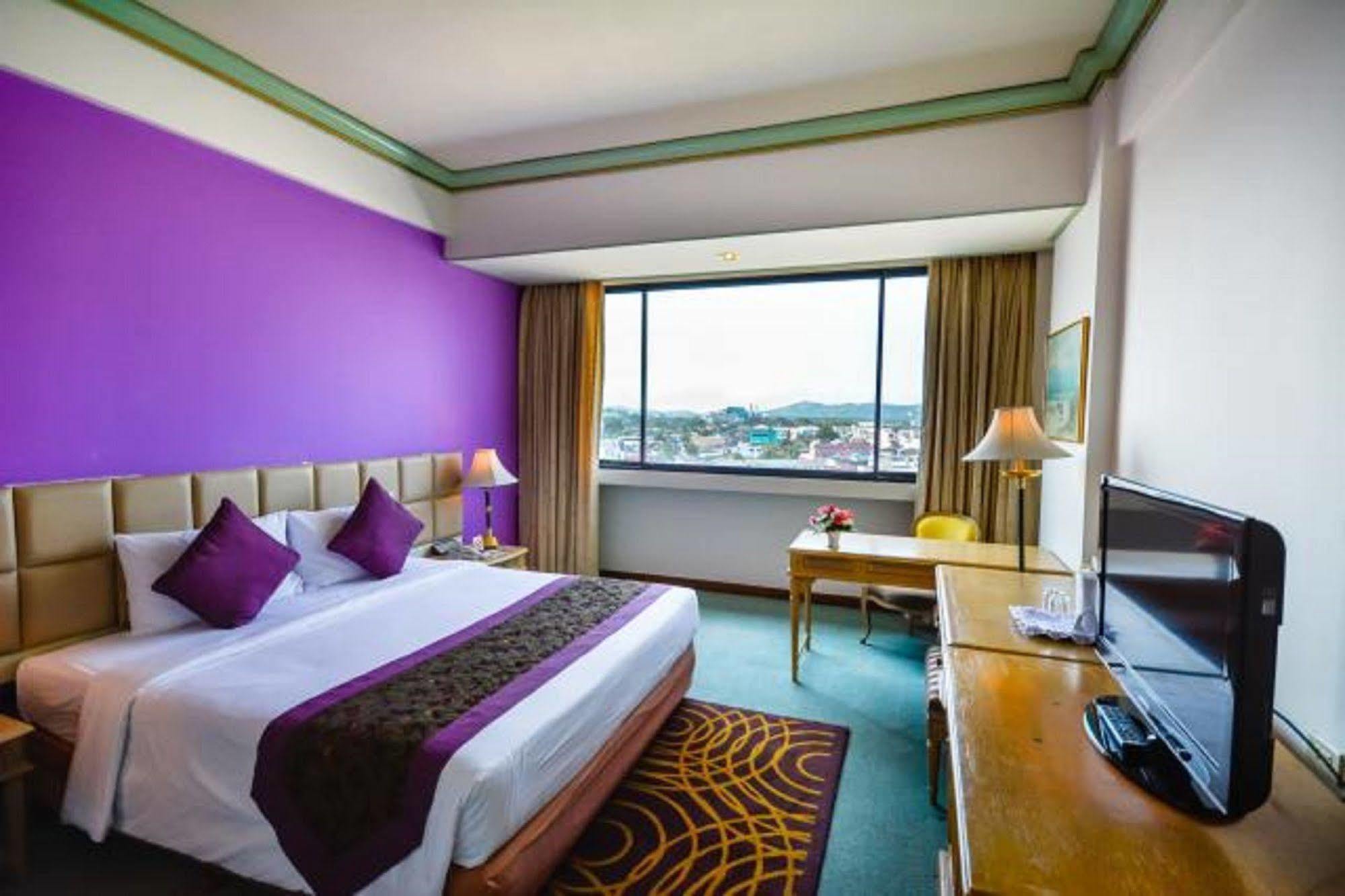Courtyard By Marriott Town Hotel