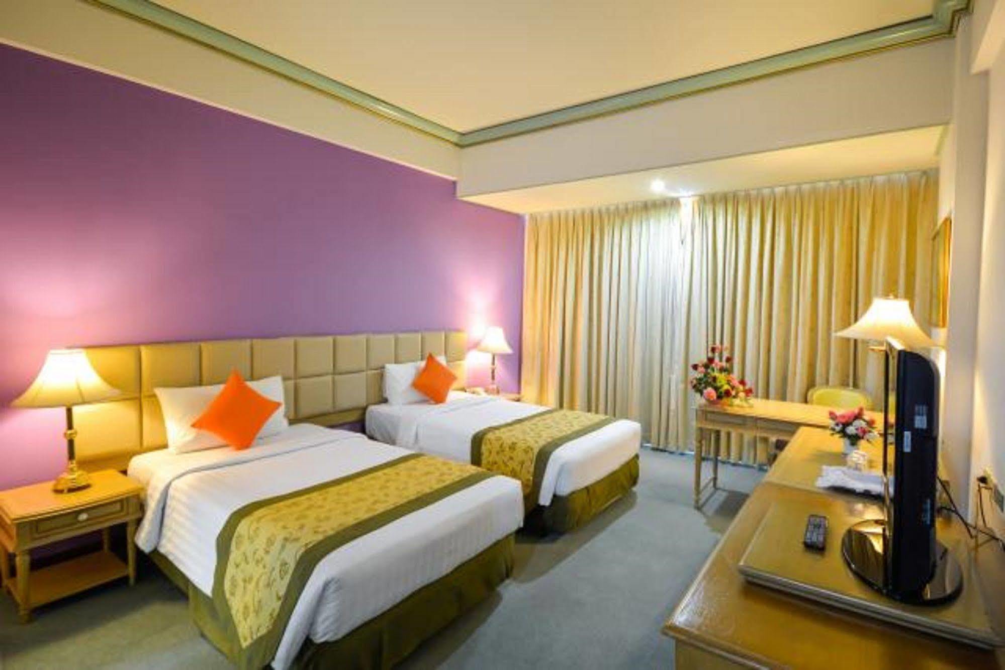 Courtyard By Marriott Town Hotel