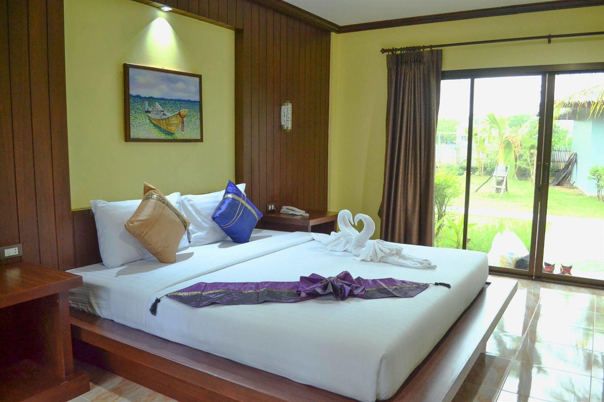 The Laemhin Lagoon 3*