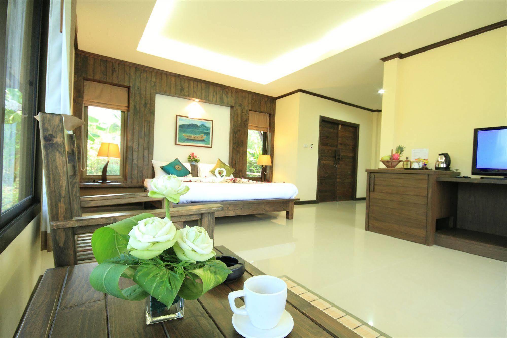 The Laemhin Lagoon 3*